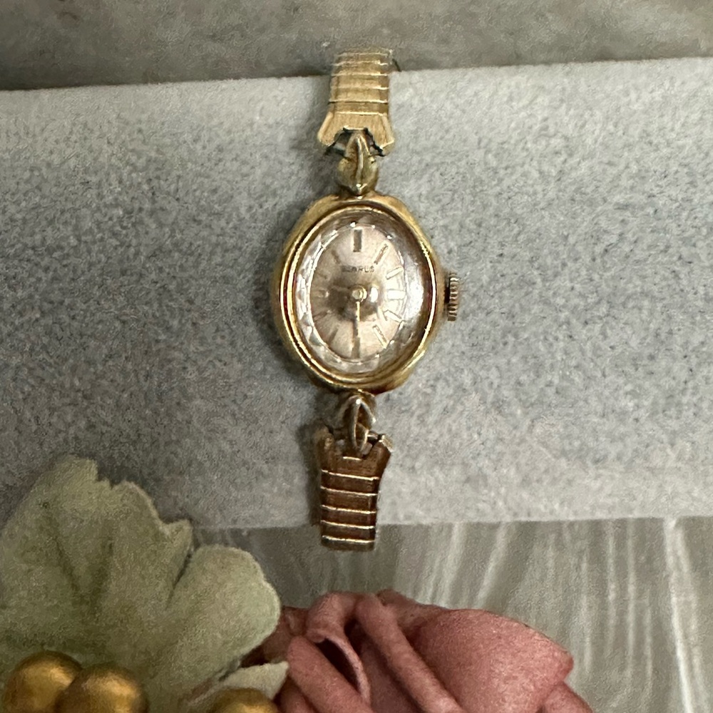 Vintage Benrus ladies' manual-wind wristwatch 17-jewel